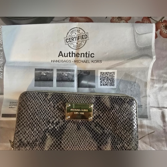 Michael Kors wallet like new with flaws see last photo for issue - Picture 2 of 11